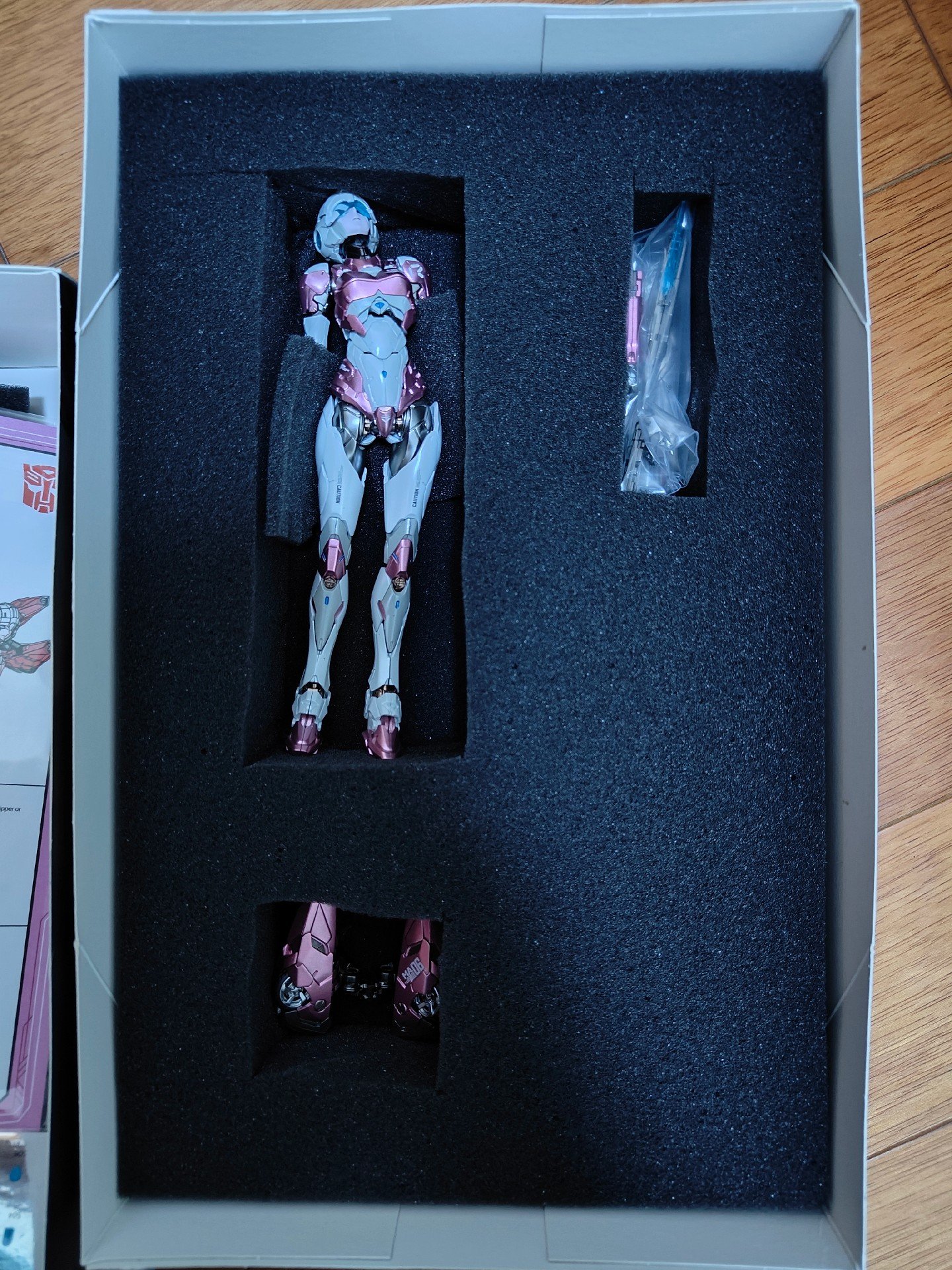 Action Figure Sen-Ti-Nel Arcee white and powder color version