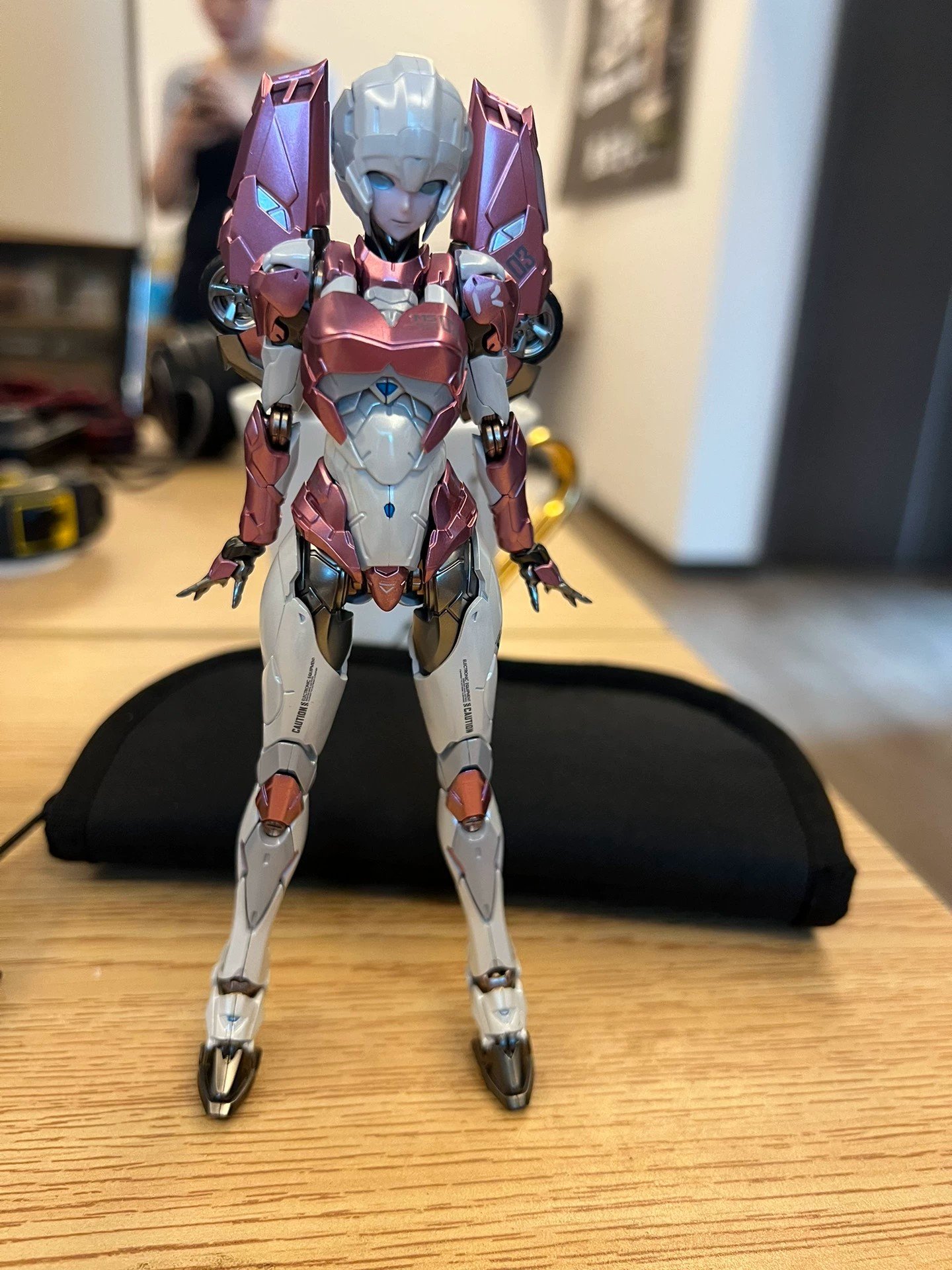 Action Figure Sen-Ti-Nel Arcee white and powder color version